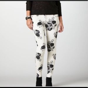 AE BLACK + WHITE FLORAL PRINT STRETCH JEANS